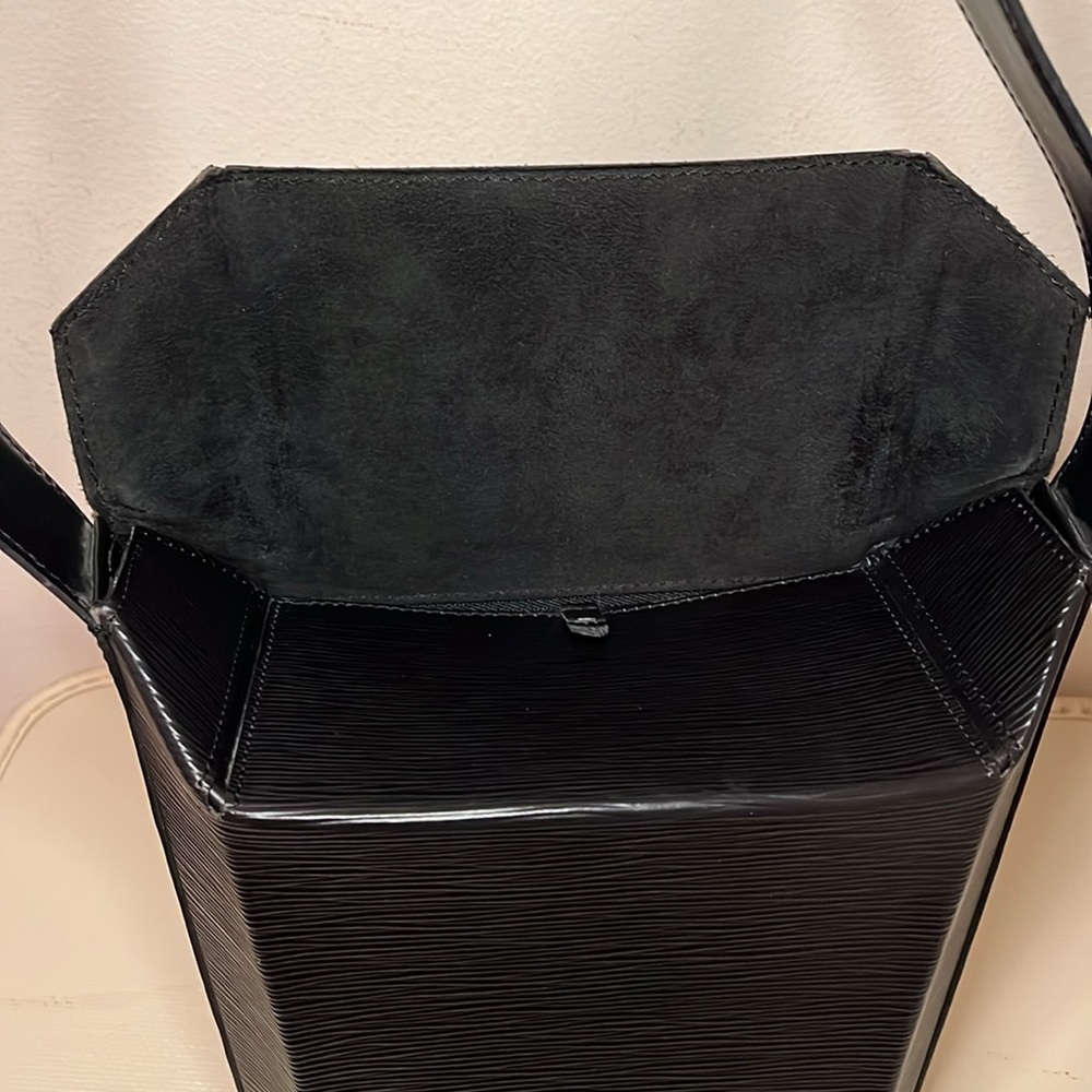 Louis Vuitton Black Epi Sac Seau - Picture 9 of 16